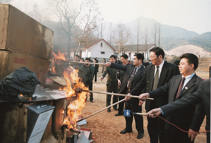 1999年12月15日，尊龙凯时人生就是搏集团董事长王振滔在杭州火烧假冒温州鞋，洗雪温州多年耻辱。_副本.jpg